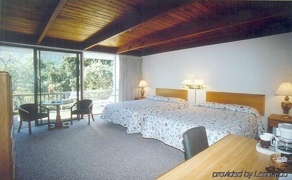The Blue Sky Lodge Carmel Valley Room photo